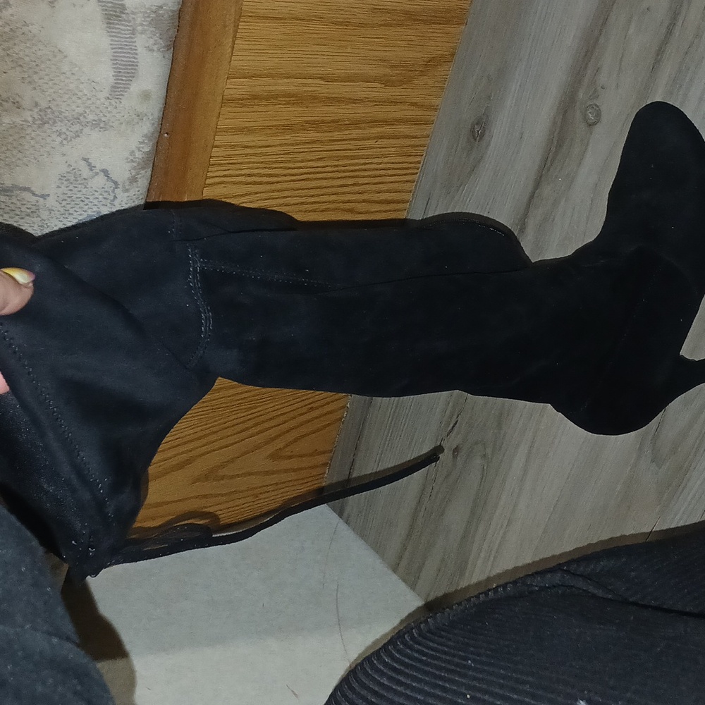 BOOTS SIZE W 8, BARELY WORN IN